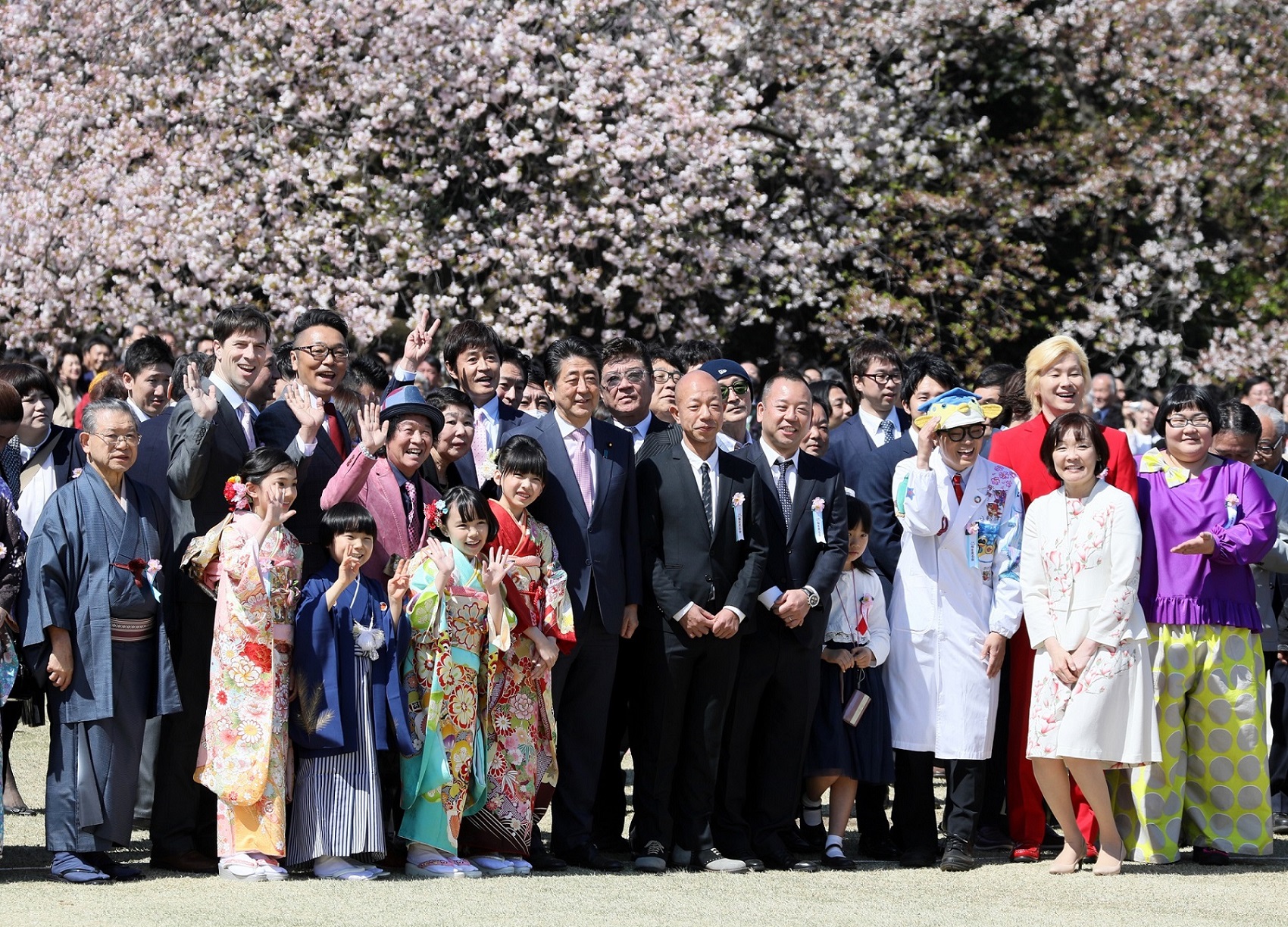 招待客と写真撮影する安倍総理３