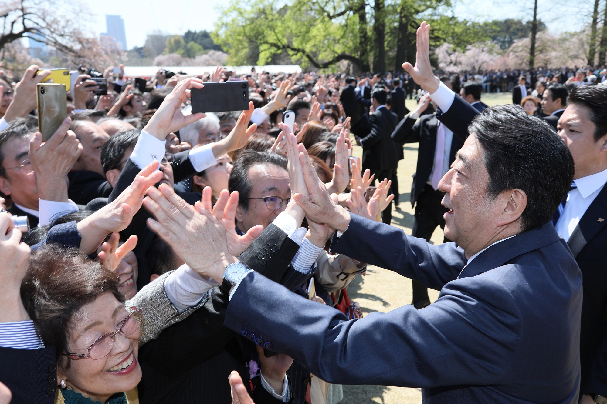 招待客と歓談する安倍総理３