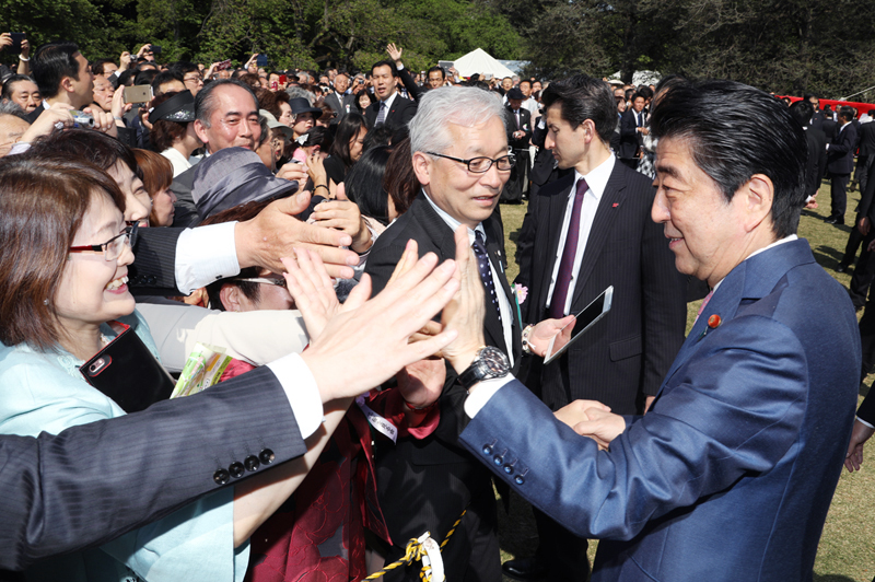 招待客と歓談する安倍総理１