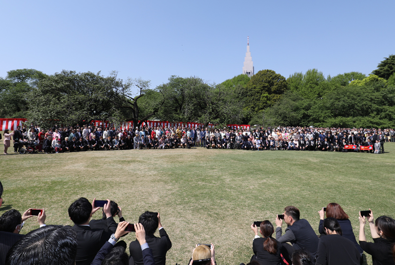 招待客と写真撮影をする安倍総理６