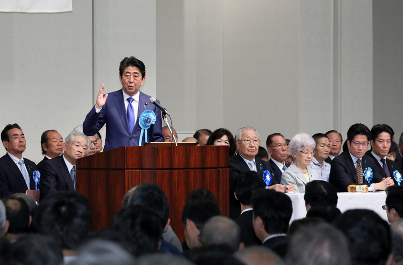 国民大集会で挨拶する安倍総理３