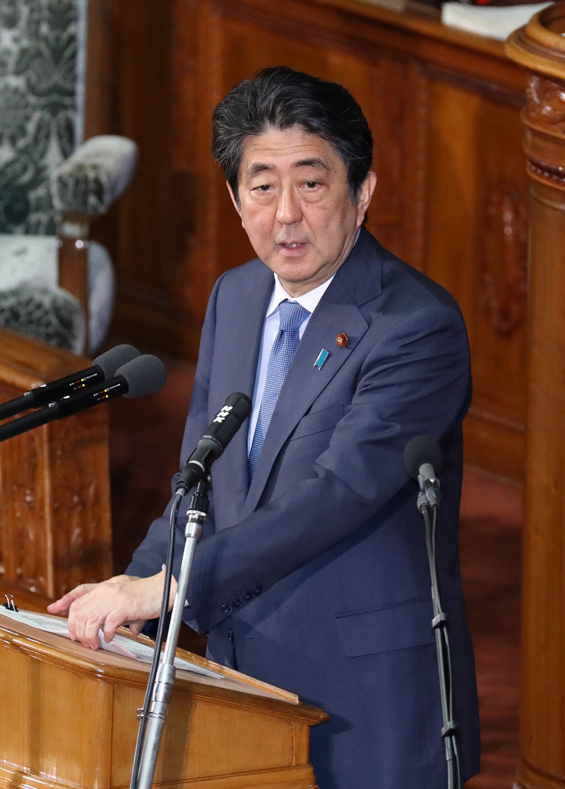 答弁する安倍総理３