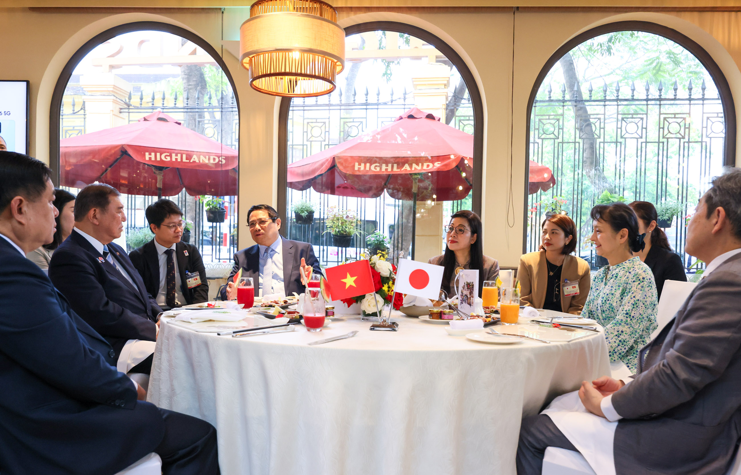 チン首相夫妻との朝食会１