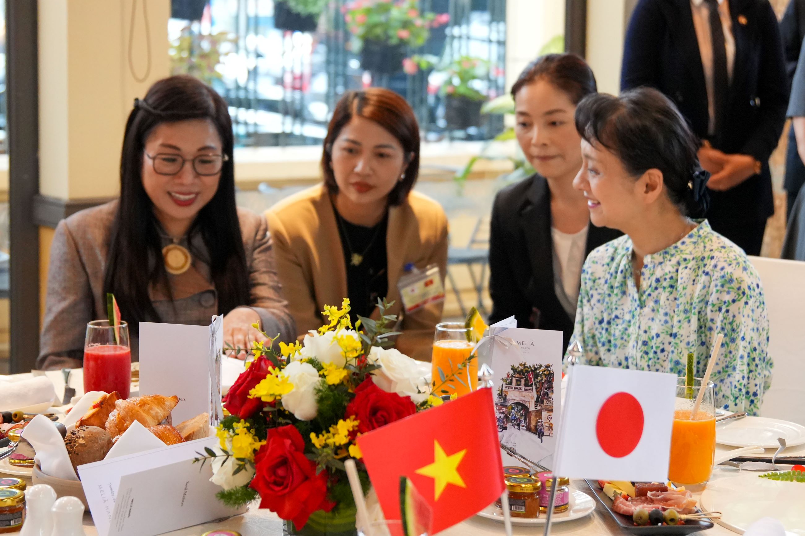 チン首相夫妻との朝食会２