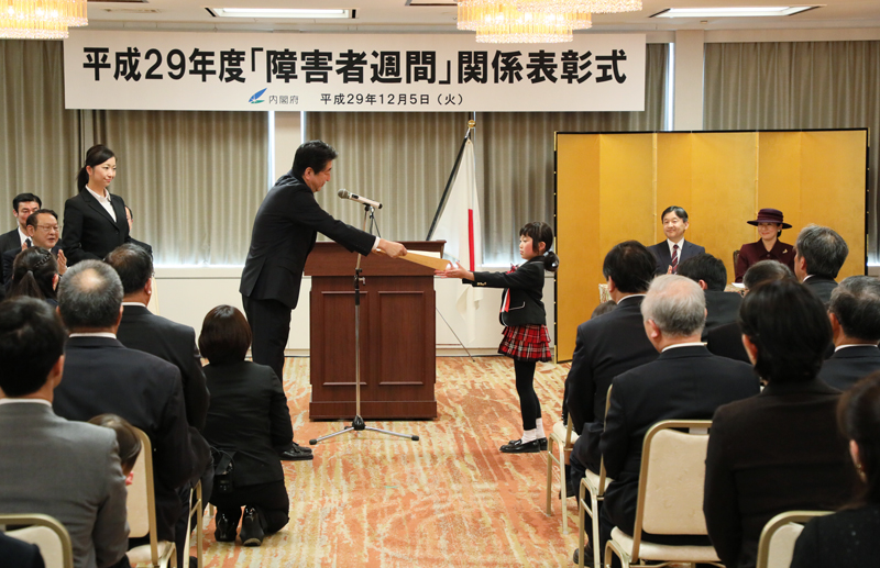 表彰状を授与する安倍総理１