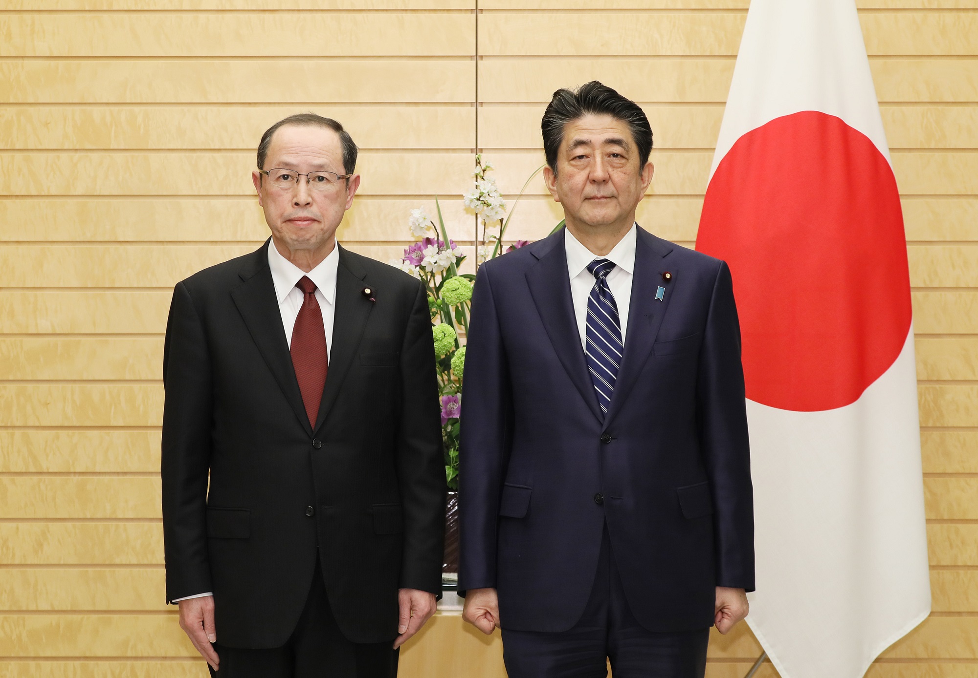 発令された宮島大臣政務官と写真撮影に臨む安倍総理１