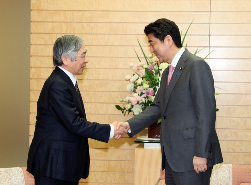 黒田日本銀行総裁と握手する安倍総理