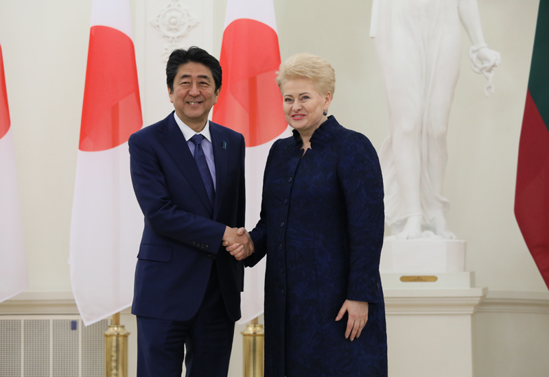 グリボウスカイテ・リトアニア大統領を表敬する安倍総理１