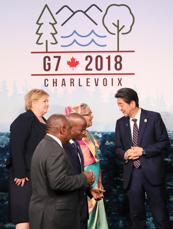 Ｇ７及びアウトリーチ招待国首脳との集合写真撮影３