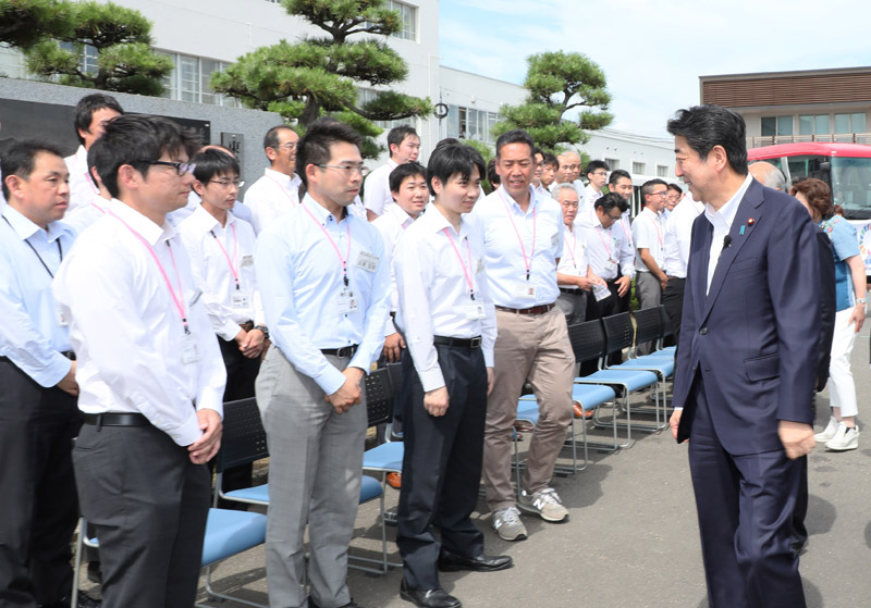 応援職員を激励する安倍総理２