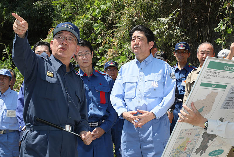 土砂災害現場を視察する安倍総理１