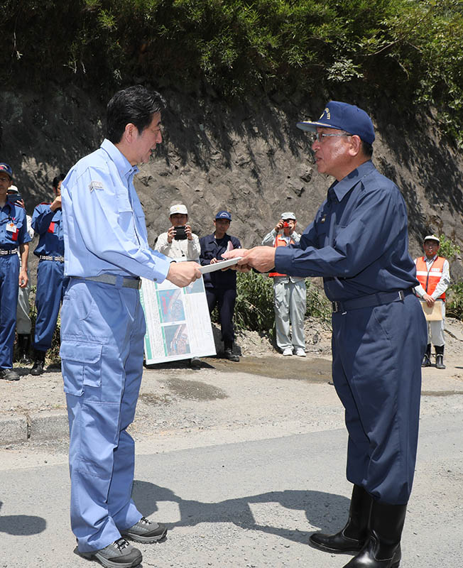 要望書を受け取る安倍総理