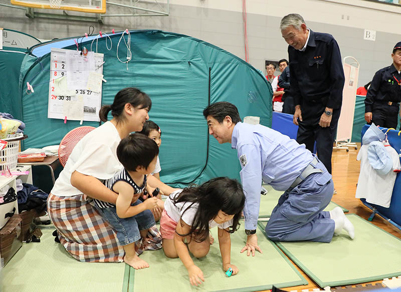 避難所を視察する安倍総理２