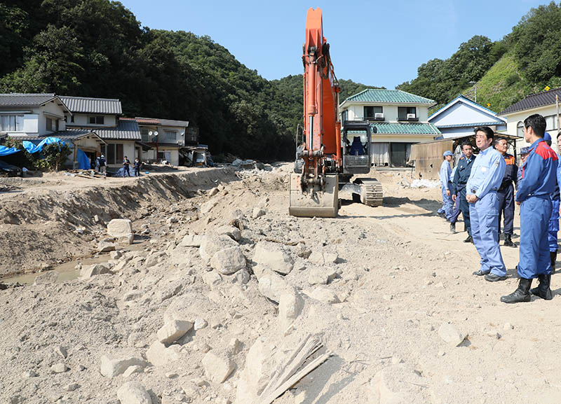 土砂災害現場を視察する安倍総理３