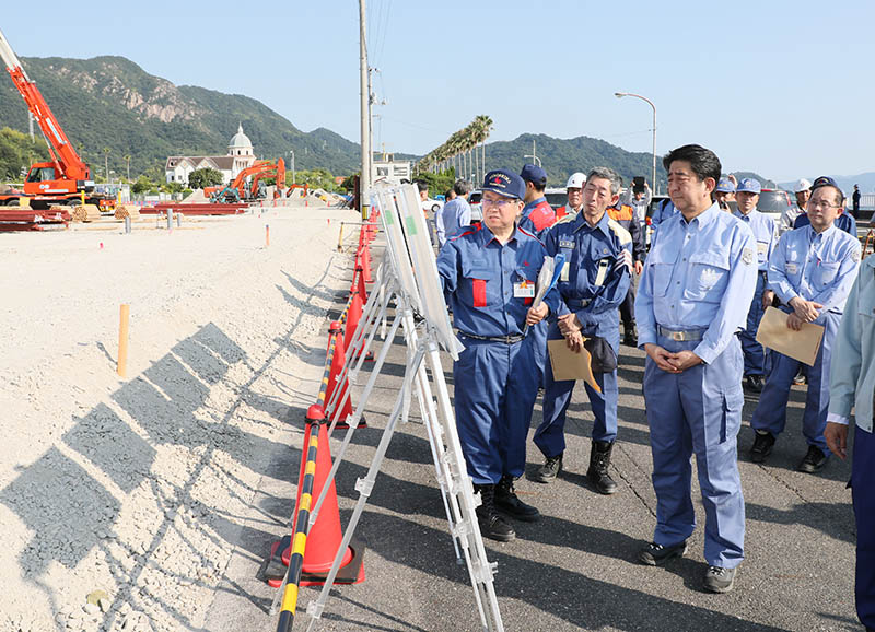 応急仮設住宅建設地を視察する安倍総理１