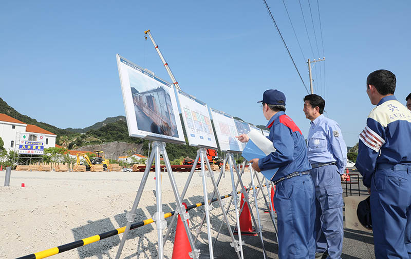 応急仮設住宅建設地を視察する安倍総理２