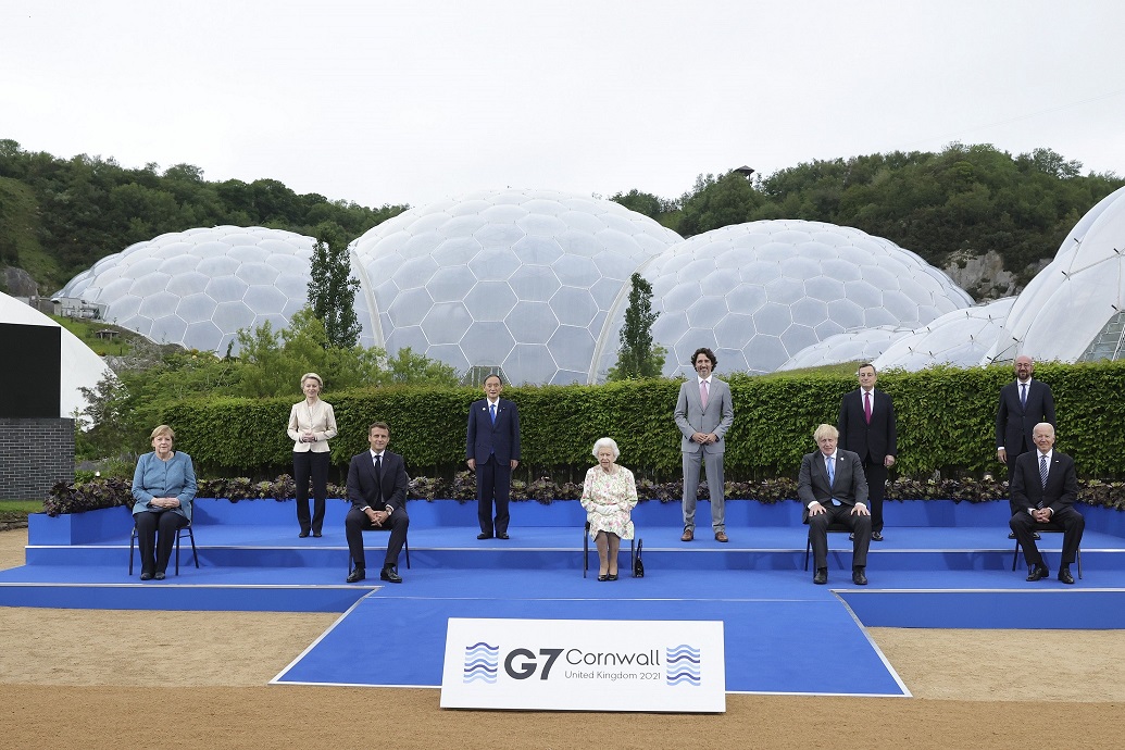 エリザベス二世女王陛下とＧ７首脳による集合写真撮（Ｎｕｍｂｅｒ１０提供）