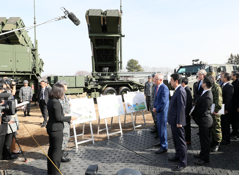 陸上自衛隊習志野演習場を視察する両首脳２