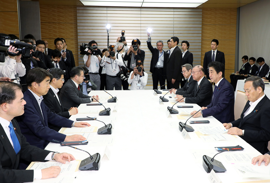 発言する安倍総理２