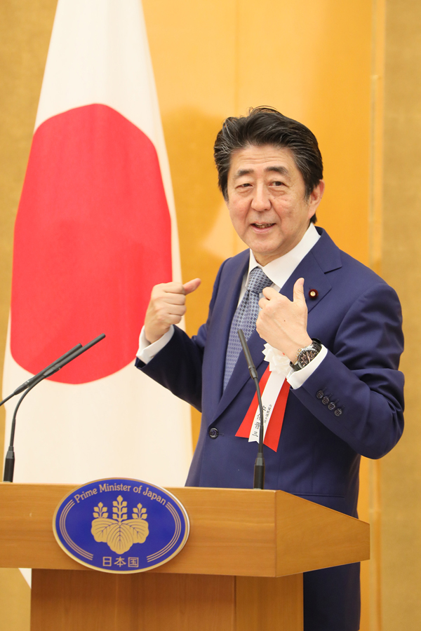 挨拶する安倍総理１