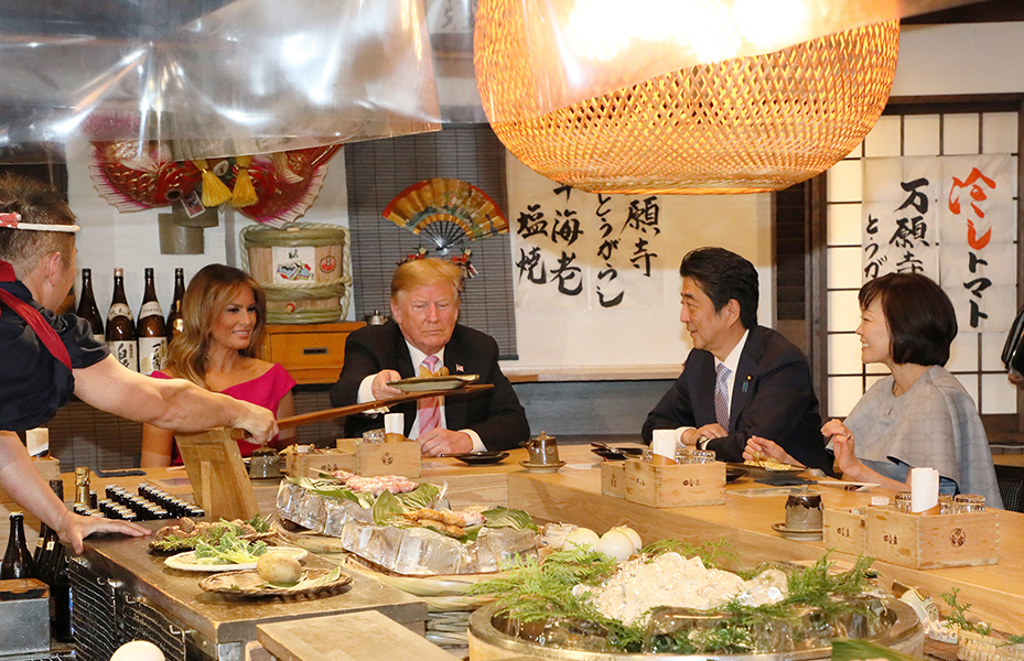 夕食会に臨む両首脳夫妻１