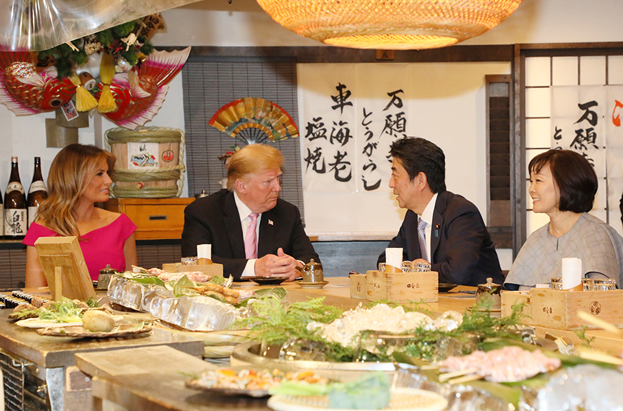 夕食会に臨む両首脳夫妻２