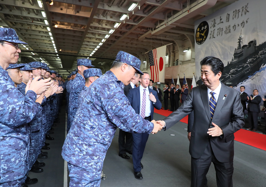 握手を交わす安倍総理