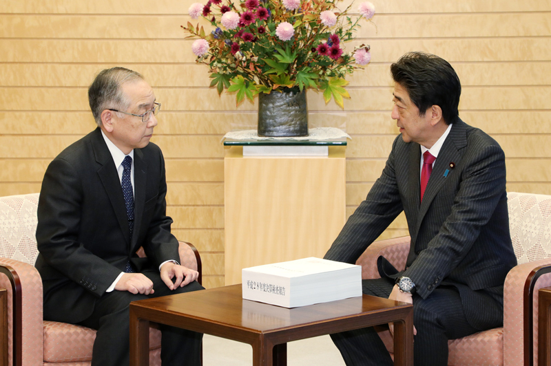 平成２８年度決算検査報告を受け取る安倍総理２