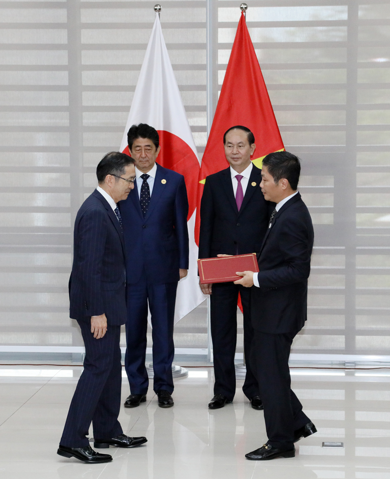 クアン・ベトナム国家主席と文書交換式に立ち会う安倍総理２