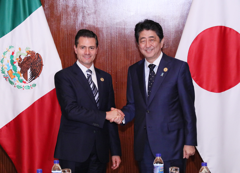 ニエト・メキシコ大統領と握手を交わす安倍総理