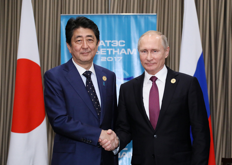 プーチン・ロシア大統領と握手を交わす安倍総理