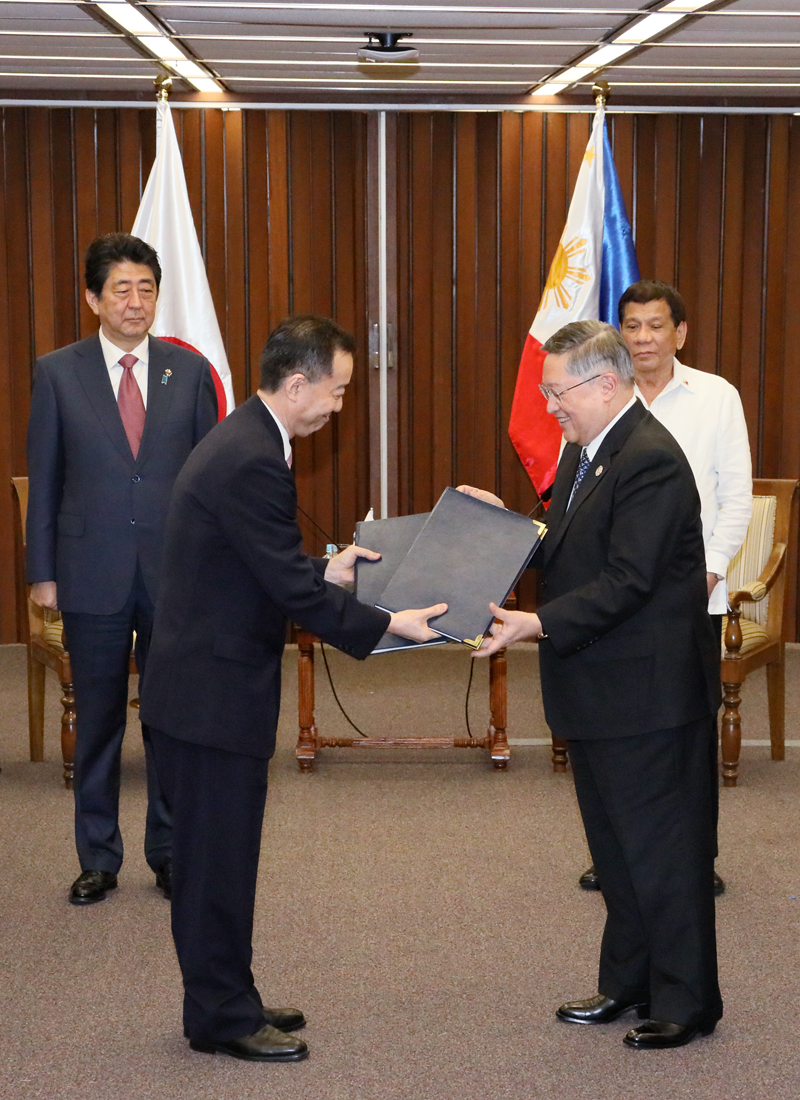 署名文書の交換に立ち会う安倍総理とドゥテルテ・フィリピン大統領２