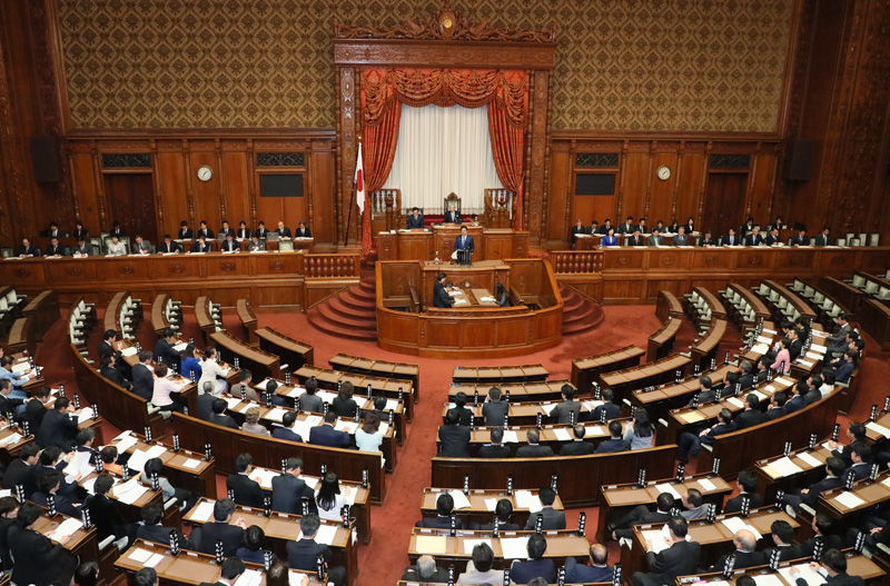 参議院本会議で所信表明演説を行う安倍総理４