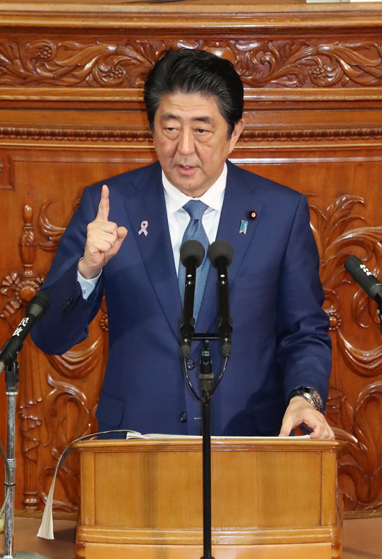 衆議院本会議で所信表明演説を行う安倍総理２