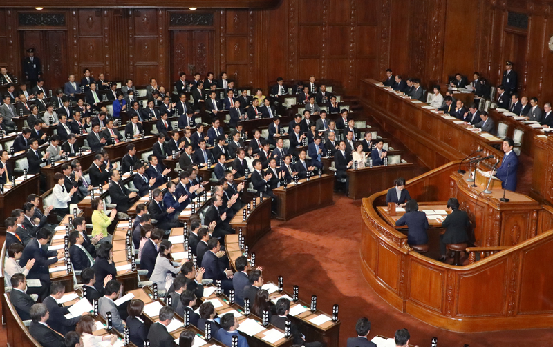 衆議院本会議で所信表明演説を行う安倍総理４