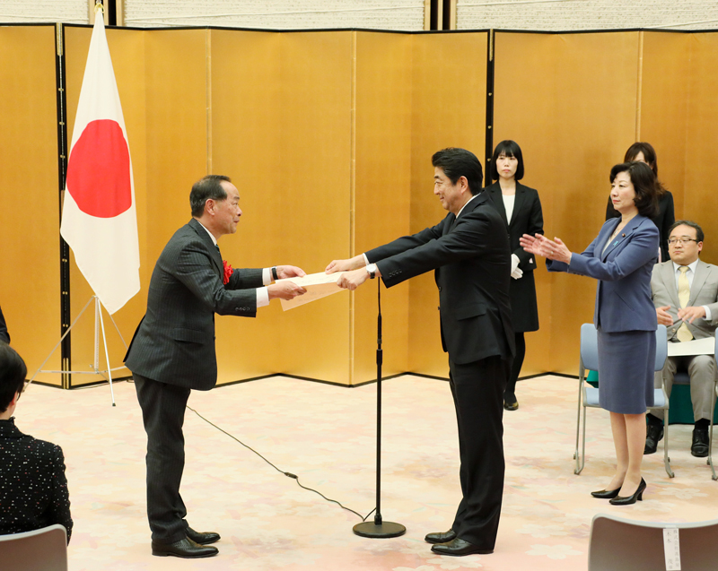 表彰状を授与する安倍総理２