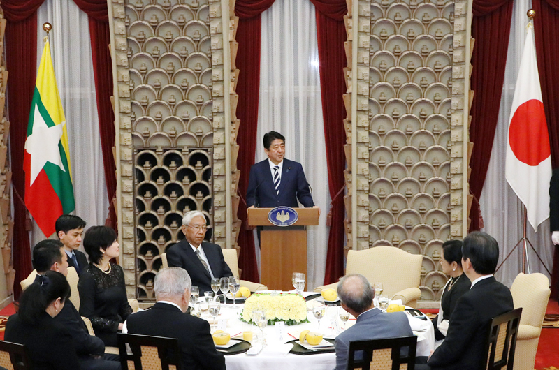 晩餐会で挨拶する安倍総理２