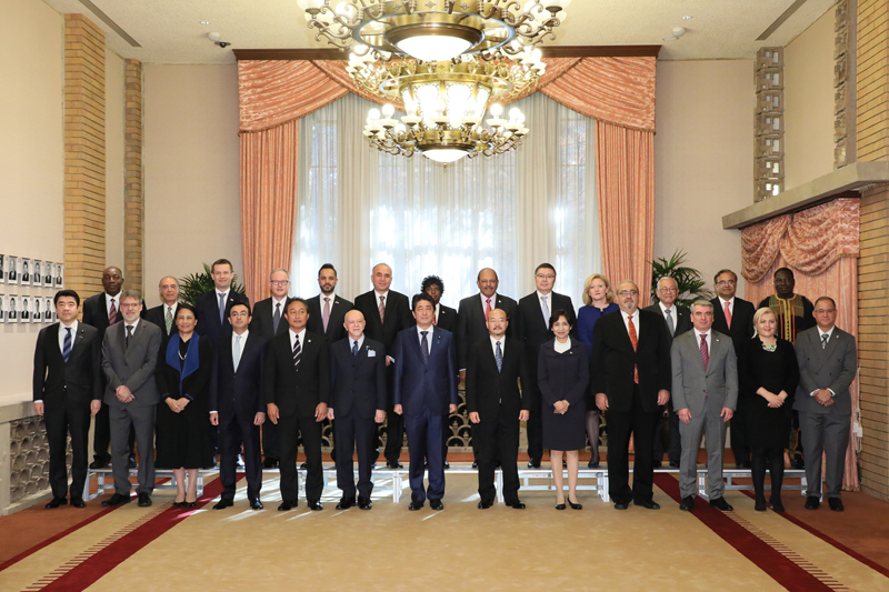 日本語を話す駐日各国大使との昼食会