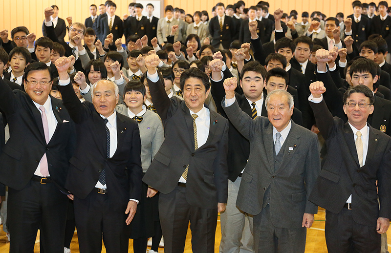 岩手県立大槌高等学校を視察する安倍総理１