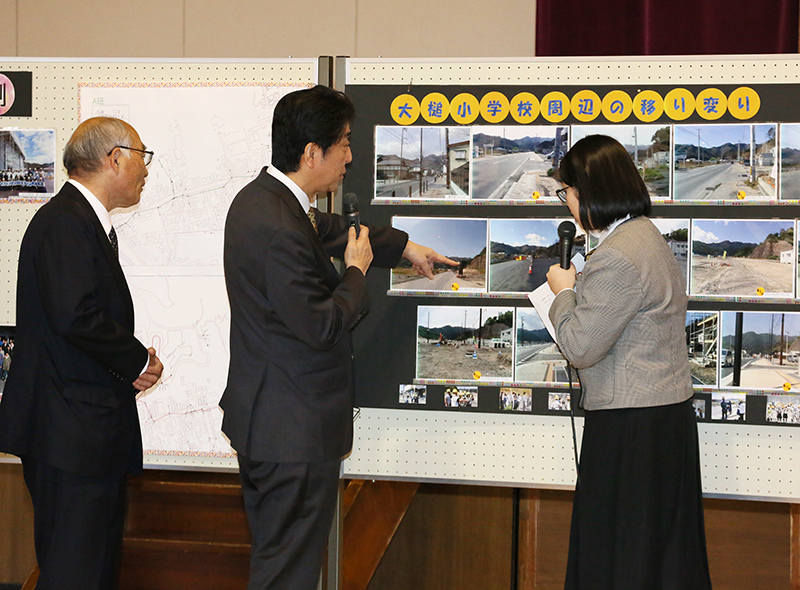 岩手県立大槌高等学校を視察する安倍総理３