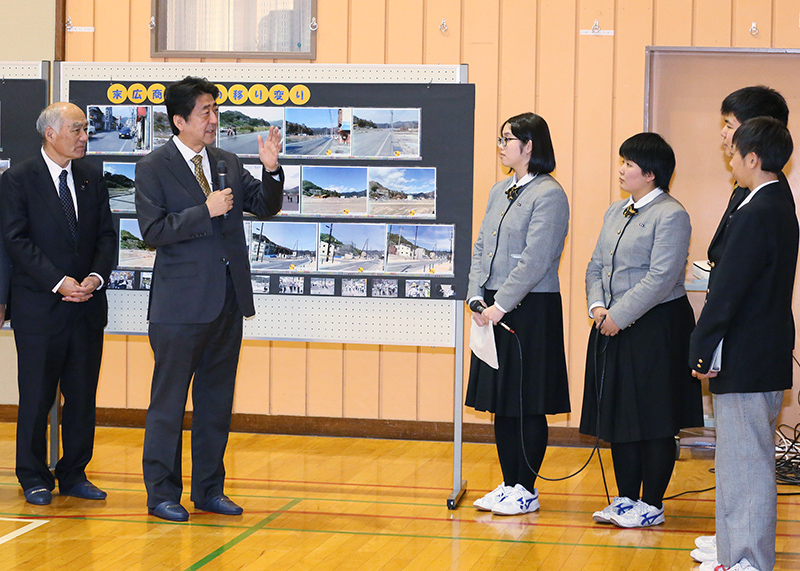 岩手県立大槌高等学校を視察する安倍総理４