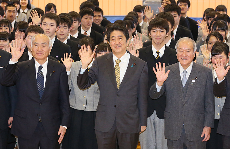 岩手県立大槌高等学校を視察する安倍総理６