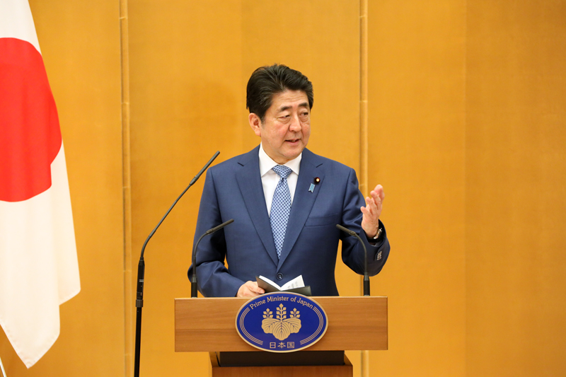 表彰式で挨拶する安倍総理１