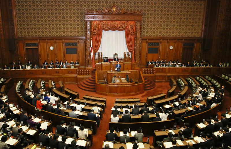 参議院本会議で施政方針演説を行う安倍総理４