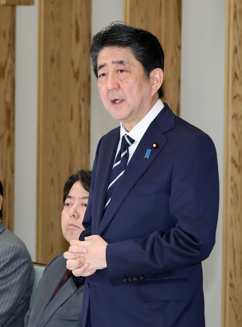 挨拶する安倍総理１