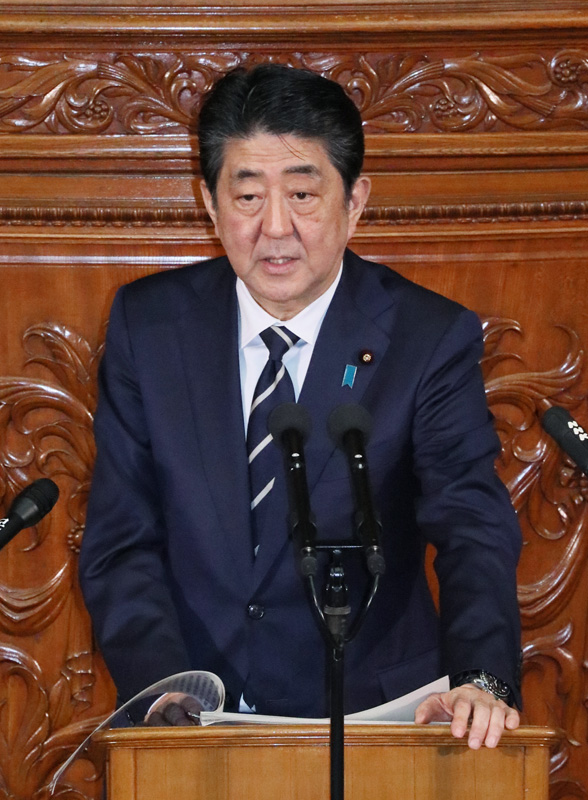 答弁する安倍総理３