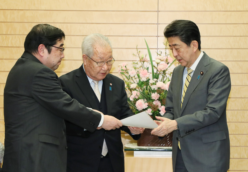 「家族会・救う会 今後の運動方針」を受け取る安倍総理２