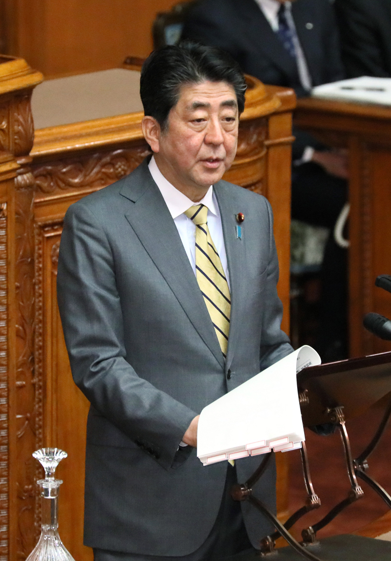 参議院本会議で答弁する安倍総理１