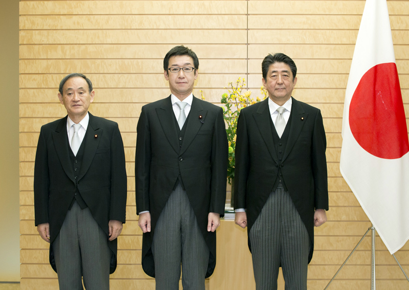 田中副大臣と写真撮影に臨む安倍総理３