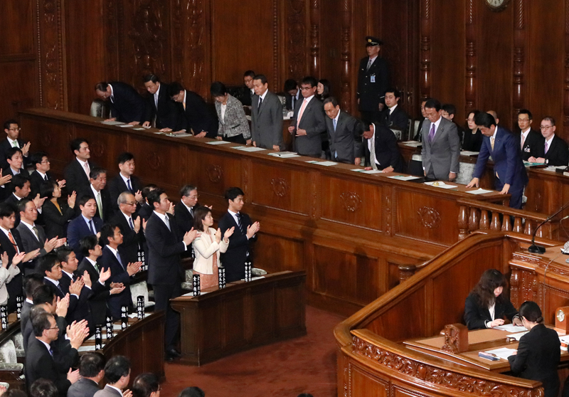 衆議院本会議で採決後一礼する安倍総理１